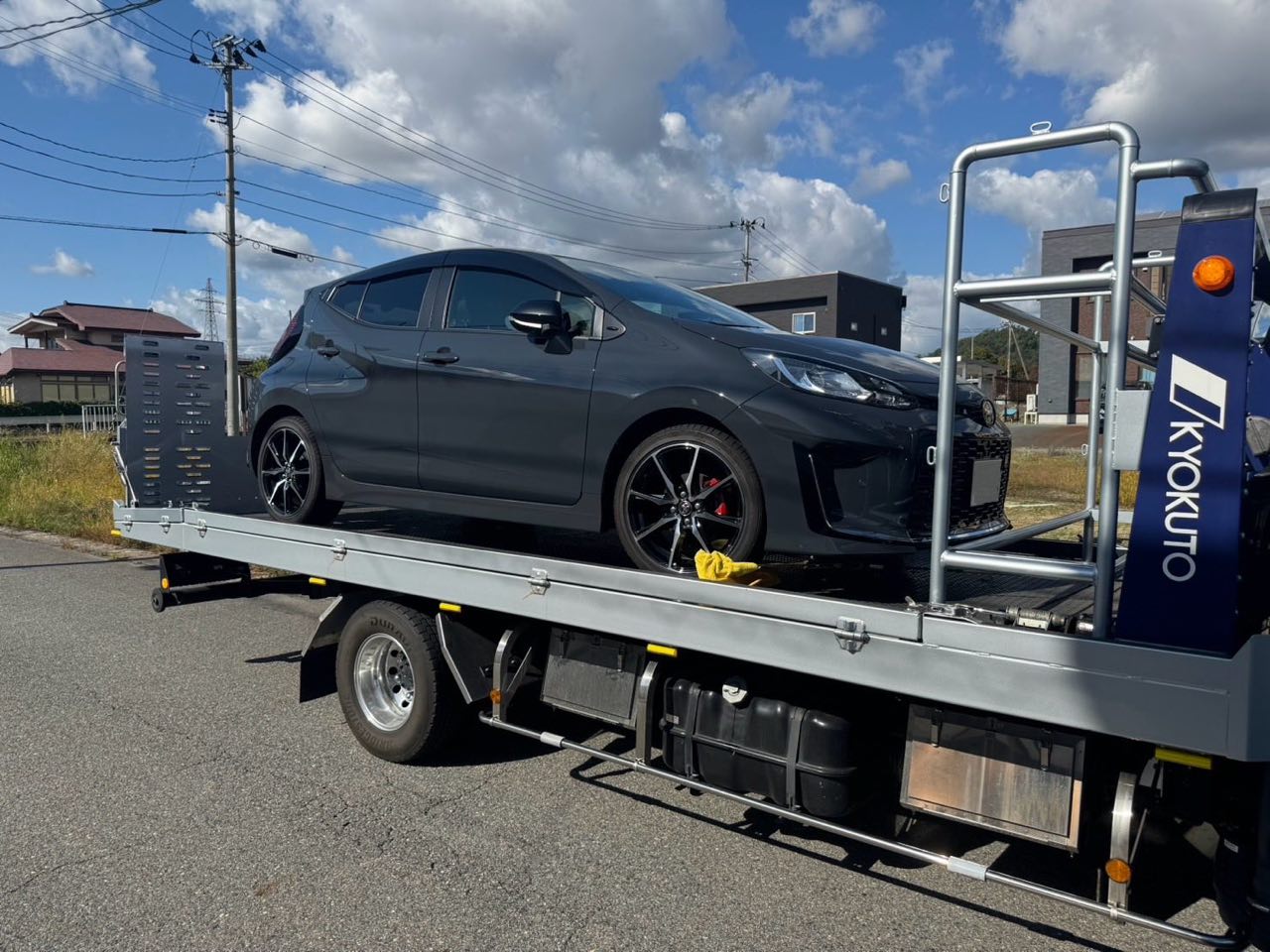 積載車で搬送される在庫車両の様子